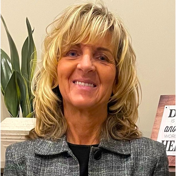 Meet your Posher, Stephanie - Picture 1 of 11